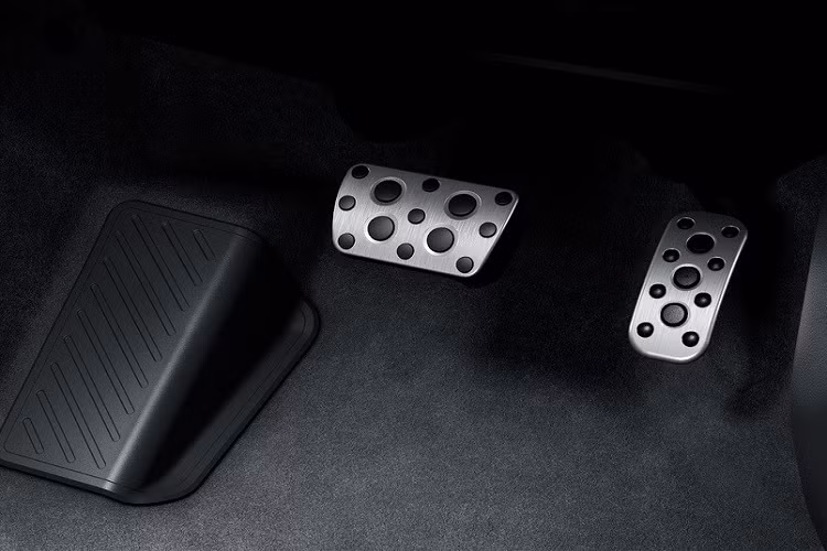 Thứ hai là hệ truyền động hybrid với động cơ xăng 1.5L và mô-tơ điện nhỏ. Động cơ xăng sản sinh công suất tối đa 91 mã lực và mô-men xoắn cực đại 120 Nm. Hai con số tương ứng của mô-tơ điện là 80 mã lực và 141 Nm. Ở phiên bản dẫn động 4 bánh E-Four, Toyota Yaris Cross Hybrid 2022 sẽ có thêm mô-tơ điện đằng sau với công suất tối đa 5,3 mã lực và mô-men xoắn cực đại 52 Nm.