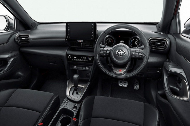 Tại thị trường Nhật Bản, Toyota Yaris Cross 2022 có 2 tùy chọn động cơ như trước. Đầu tiên là động cơ xăng Dynamic Force Engine 3 xi-lanh, hút khí tự nhiên, dung tích 1.5L, tạo ra công suất tối đa 118 mã lực và mô-men xoắn cực đại 145 Nm. Động cơ này đồng hành cùng hộp số biến thiên vô cấp Direct Shift-CVT, hệ dẫn động cầu trước FWD hoặc 4 bánh AWD.