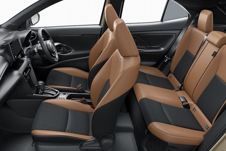 Bên trong Toyota Yaris Cross 2022 bản Z Adventure là nội thất bọc da tổng hợp màu nâu phối nỉ giống dạ tweed màu đen, mang đến sự tương phản không nhàm chán. Trong khi đó, Toyota Yaris Cross 2022 bản GR Sport mang trên mình ngoại hình thể thao hơn với viền bao quanh đèn sương mù trước, bộ khuếch tán gió sau và hốc gió mới trên cản sau.