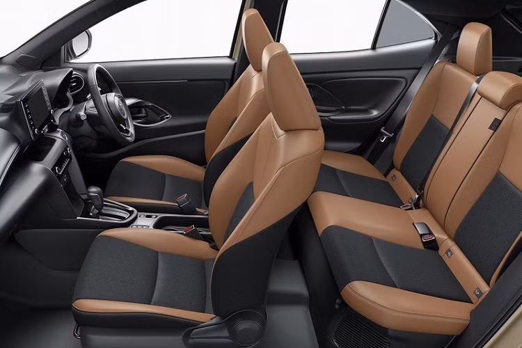 Bên trong Toyota Yaris Cross 2022 bản Z Adventure là nội thất bọc da tổng hợp màu nâu phối nỉ giống dạ tweed màu đen, mang đến sự tương phản không nhàm chán. Trong khi đó, Toyota Yaris Cross 2022 bản GR Sport mang trên mình ngoại hình thể thao hơn với viền bao quanh đèn sương mù trước, bộ khuếch tán gió sau và hốc gió mới trên cản sau.