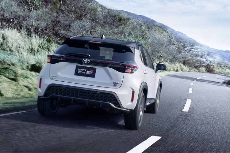 Chưa dừng ở đó, Toyota Yaris Cross GR Sport 2022 còn được bổ sung thanh giằng bên dưới sàn xe giúp tăng sự ổn định khi đánh lái cũng như nâng cao chất lượng lái. Đồng thời, những chi tiết như bạc lót, lò xo trụ, giảm chấn hay hệ thống lái chỉnh điện của xe cũng được cải tiến theo hướng thể thao hơn, mang đến cảm giác lái nhẹ nhàng và dễ xoay hở hơn cho người điều khiển. Trong khi đó, chiều cao gầm của xe giảm 10 mm so với bản thường.