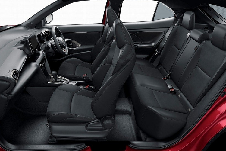 Bước vào bên trong Toyota Yaris Cross GR Sport 2022, người lái sẽ bắt gặp ghế bọc da tổng hợp phối da Nubuck. Ngoài ra, nội thất của xe còn đi kèm những chi tiết kim loại màu đen nhám theo phong cách thể thao. Tương tự ngoại thất, nội thất của xe cũng có logo "GR" ở nhiều nơi như trên vô lăng hay tựa đầu ghế trước.