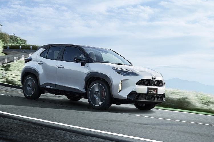 Toyota đã chính thức vén màn phiên bản nâng cấp nhẹ của dòng SUV cỡ nhỏ Yaris Cross ở thị trường Nhật Bản. Đây là mẫu SUV đã từng lần đầu tiên trình làng vào năm 2020 như phiên bản gầm cao của dòng xe hạng B quen thuộc Toyota Yaris. Điểm nhấn đáng chú ý nhất của Toyota Yaris Cross 2022 mới là 2 phiên bản mang tên Z Adventure và GR Sport. Trong đó, Z Adventure chính là Toyota Yaris Cross Adventure đã ra mắt thị trường châu Âu vào tháng 3 năm ngoái.