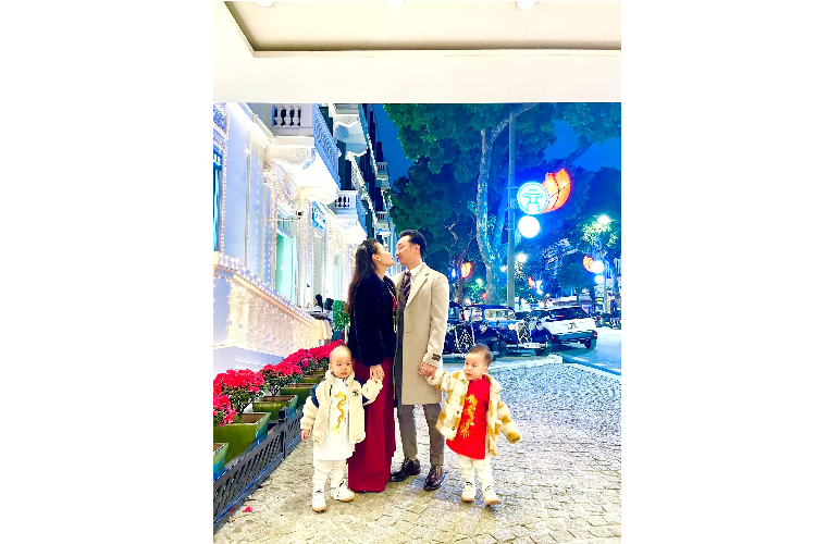 Gia đình Thành Trung xuống phố du xuân, khép lại tin sao Việt.