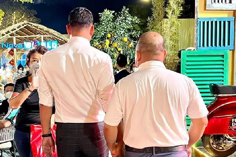 Trước Tết, Thúy Hạnh gây hoang mang khi công khai truy tìm "tiểu tam" - người tay trong tay trên phố với ông xã cô. Không khó nhận ra đối tượng Thúy Hạnh "ám chỉ" là Bình Minh. Chia sẻ của cô khiến nhiều người bật cười, đây chỉ là một màn "troll" hài hước từ cựu mẫu mà thôi.