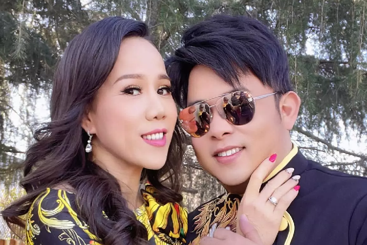 Quang Lê khoe: "Đi hát đầu năm với người tình đầu tiên".