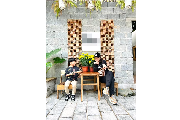 Ngọc Lan xuống phố đầu năm cùng con trai. 