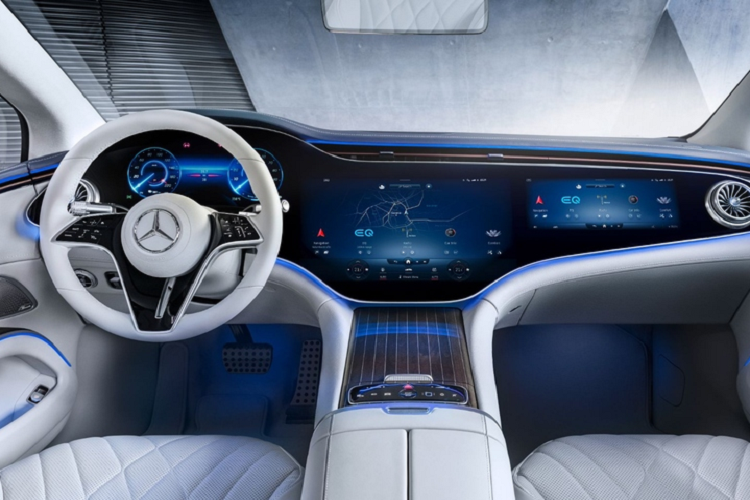 Mặc dù ngày nay mọi người đều đang sử dụng giao diện trên ô tô theo nhà sản xuất điện thoại của họ, nhưng các nhà sản xuất ôtô vẫn kiên quyết tạo ra hệ sinh thái riêng - hãng xe sang Mercedes-Benz cũng nằm trong số đó.