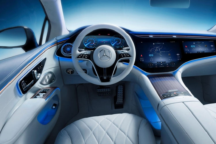 Việc cập nhật qua mạng trên xe Mercedes sẽ trở nên dễ dàng hơn, người mua sẽ không có cảm giác chiếc xe của mình bị bỏ lại khi hãng tung ra các mẫu xe mới hơn. Việc kho ứng dụng thường xuyên bị "lag" là điều tối kỵ trong thời đại kết nối 5G.