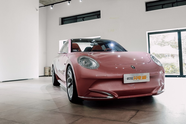 Như thông tin đã đưa, Ora Grand Cat sở hữu chiều dài 4.871 mm, chiều rộng 1.862 mm, chiều cao 1.500 mm và chiều dài cơ sở 2.870 mm. Với kích thước này, xe được định vị trong phân khúc cỡ D, tương tự Honda Accord và Toyota Camry. Ngoài kích thước khá lớn, mẫu ô tô điện Trung Quốc này còn mang trên mình thiết kế ngoại thất vừa cổ điển vừa hiện đại và gợi liên tưởng đến xe sang Porsche Panamera.