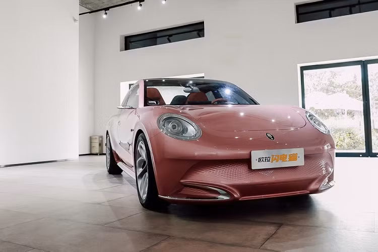 Như thông tin đã đưa, Ora Grand Cat sở hữu chiều dài 4.871 mm, chiều rộng 1.862 mm, chiều cao 1.500 mm và chiều dài cơ sở 2.870 mm. Với kích thước này, xe được định vị trong phân khúc cỡ D, tương tự Honda Accord và Toyota Camry. Ngoài kích thước khá lớn, mẫu ô tô điện Trung Quốc này còn mang trên mình thiết kế ngoại thất vừa cổ điển vừa hiện đại và gợi liên tưởng đến xe sang Porsche Panamera.