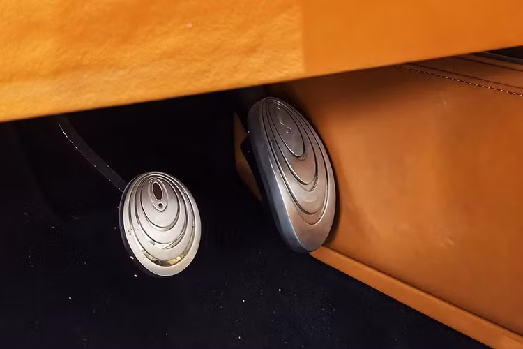 Tại thị trường Trung Quốc, giá xe Ora Grand Cat chạy điện này có 4 phiên bản với mức bán dao động từ 189.800 - 269.800 Nhân dân tệ (khoảng 662,5 - 942 triệu đồng). Trước Grand Cat, thương hiệu Ora đã bán 1 mẫu ô tô điện khác là Good Cat ở thị trường Thái Lan.