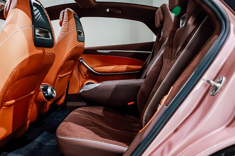 Chưa hết, Ora Grand Cat còn có 28 cảm biến, bao gồm 5 radar sóng milimet, 12 cảm biến siêu âm, 4 camera toàn cảnh, 4 camera bên sườn và 1 camera nhận diện khuôn mặt với hình ảnh 3D, mang đến hệ thống hỗ trợ người lái thông minh Ora-Pilot 3.0. Hiện chưa có thông tin về hệ truyền động của Ora Grand Cat tại thị trường Thái Lan. Trong khi đó, ở Trung Quốc, mẫu xe này có 2 tùy chọn động cơ.