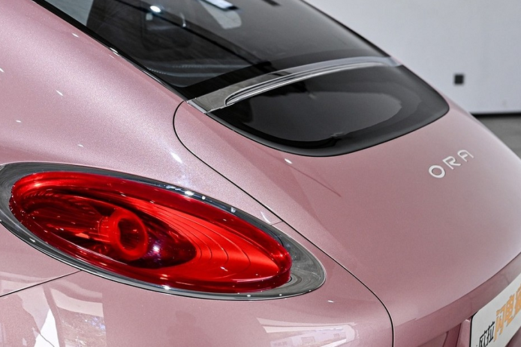 Có thể thấy rõ điều này qua khu vực đầu xe của Ora Grand Cat. Tại đây, xe không có lưới tản nhiệt mà chỉ đi kèm đèn pha hình tròn, bao quanh bằng dải đèn LED định vị ban ngày hình bầu dục. Trên cản trước còn có hốc gió trung tâm khá hẹp và 2 khe gió hai bên, trang trí bằng viền mạ crôm.