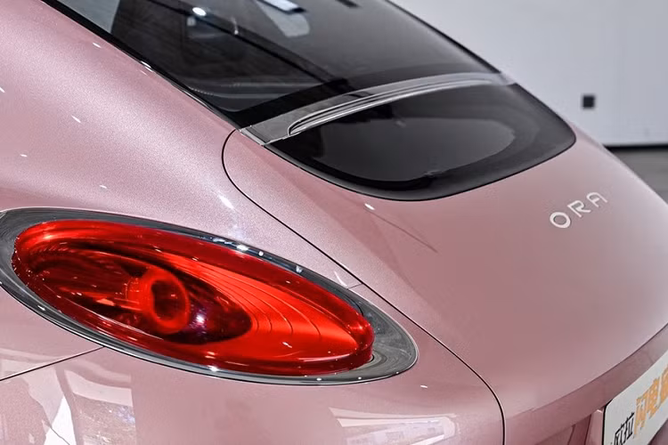Có thể thấy rõ điều này qua khu vực đầu xe của Ora Grand Cat. Tại đây, xe không có lưới tản nhiệt mà chỉ đi kèm đèn pha hình tròn, bao quanh bằng dải đèn LED định vị ban ngày hình bầu dục. Trên cản trước còn có hốc gió trung tâm khá hẹp và 2 khe gió hai bên, trang trí bằng viền mạ crôm.