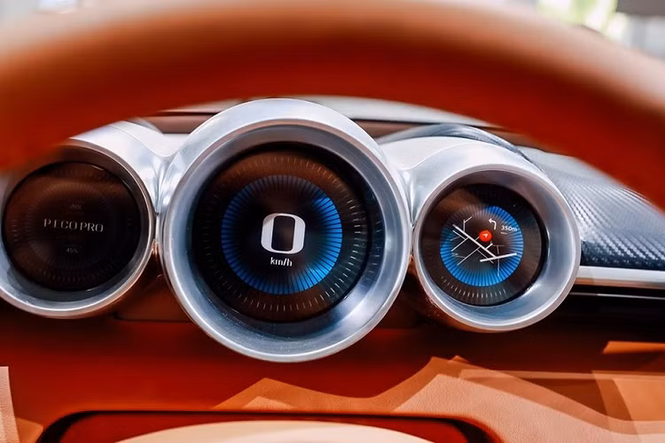 Đằng sau, Ora Grand Cat được trang bị cánh gió đuôi có thể tự động bật lên khi xe chạy ở vận tốc trên 70 km/h, tạo ra lực ép 20 kg xuống mặt đường. Tiếp đến là cụm đèn hậu hình bầu dục tương tự đèn pha, được bao quanh bằng viền mạ crôm. Bên dưới còn có nẹp mạ crôm trên cản sau và đèn phản quang nằm dọc ở hai góc.