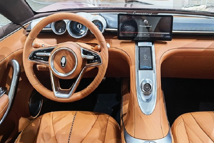 Trong khi đó, khu vực sườn xe gây ấn tượng với đường dập gân nổi bật, kéo dài từ chắn bùn trước đến cửa sau, hốc bánh tròn trịa, bộ vành hợp kim 5 chấu kép hình cánh hoa và tay nắm cửa nằm chìm vào thân xe. Kết hợp với phần nóc của xe vuốt mượt mà về phía sau, những chi tiết này mang đến hệ số lực cản không khí cực thấp, chỉ 0,22 Cd, cho mẫu ô tô Trung Quốc.