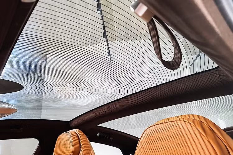 Tuy được thiết kế theo phong cách cổ điển nhưng Ora Grand Cat không thiếu những trang bị hiện đại như vô lăng tích hợp phím chức năng, bảng đồng hồ kỹ thuật số nhưng có thiết kế như 3 đồng hồ analogue, màn hình cảm ứng trung tâm 12,3 inch, hệ thống âm thanh Infinity 11 loa, màn hình nằm dọc trên cụm điều khiển trung tâm, cửa sổ trời toàn cảnh và bộ bàn đạp bằng kim loại.