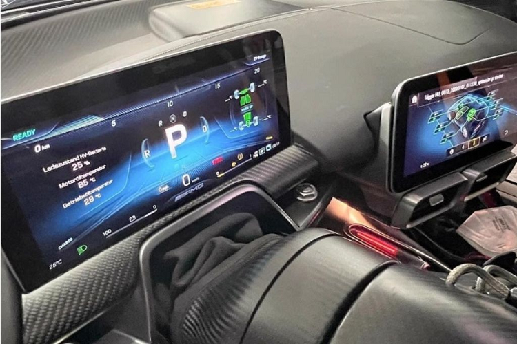 AMG One được trang bị bộ la-zăng 10 chấu đặc biệt với mâm xe kết cấu đặc cùng các rãnh khí động học. Xe sử dụng bộ lốp Michelin Pilot Sport Cup 2 M01 có thiết kế rãnh đặc biệt để duy trì độ ổn định ở dải tốc cao. Đi kèm với đó là bộ kẹp phanh sáu pít-tông và phanh đĩa gốm carbon 15,6 inch ở bánh trước và bộ kẹp bốn pít-tông với đĩa 15 inch ở phía sau.