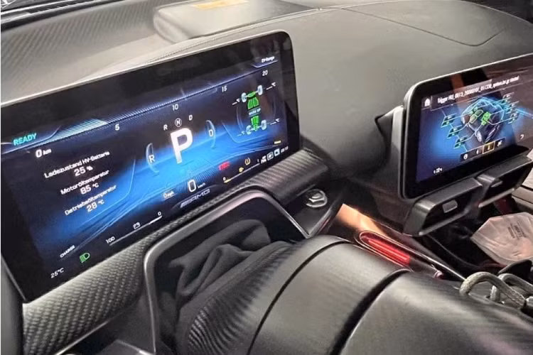 AMG One được trang bị bộ la-zăng 10 chấu đặc biệt với mâm xe kết cấu đặc cùng các rãnh khí động học. Xe sử dụng bộ lốp Michelin Pilot Sport Cup 2 M01 có thiết kế rãnh đặc biệt để duy trì độ ổn định ở dải tốc cao. Đi kèm với đó là bộ kẹp phanh sáu pít-tông và phanh đĩa gốm carbon 15,6 inch ở bánh trước và bộ kẹp bốn pít-tông với đĩa 15 inch ở phía sau.