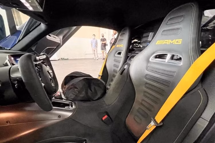 Xe trang bị hai cổng USB, hai màn hình 10 inch độc lập (một cho bảng đồng hồ và một cho giải trí), cửa gió và gương chiếu hậu kỹ thuật số hiển thị thời gian thực từ MirrorCam. Vật liệu nội thất chủ yếu bằng sợi carbon và da Nappa, trang trí thêm với các điểm nhấn bằng kim loại.