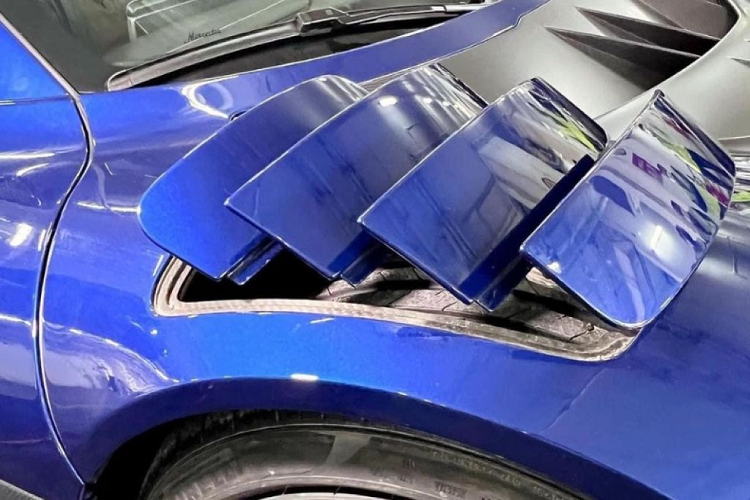 Tương tự như các mẫu xe đua Công thức 1, khung gầm của Mercedes-AMG One được thiết kế liền khối nhằm tăng khả năng chịu lực. Tấm che khoang động cơ bằng sợi carbon có thể tháo rời được, tích hợp công nghệ thiết kế khe gió NACA đặc trưng của ngành hàng không. Hệ thống treo có 3 chế độ tùy chỉnh là Comfort, Sport hoặc Sport +.