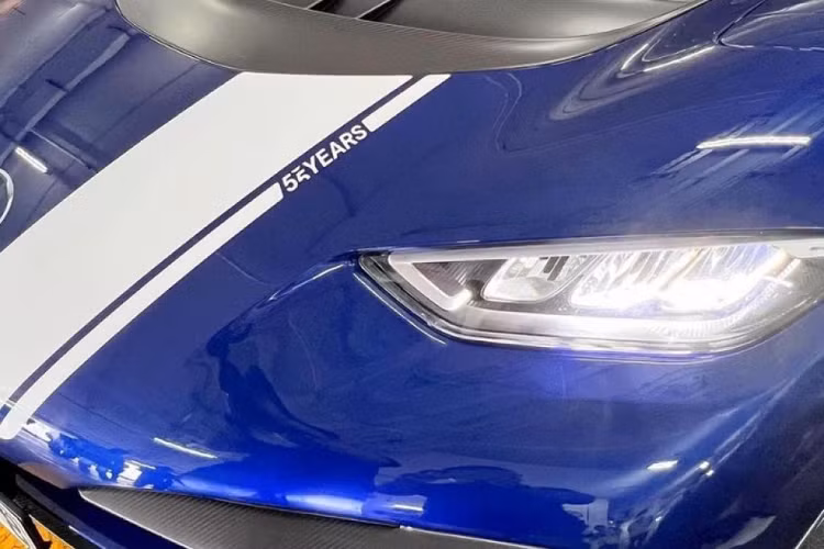 Đuôi xe thiết kế lại với đường viền nổi bật hơn phía trên đèn hậu LED đi cùng một số khác biệt trên bộ khuếch tán lớn, chứa ba ống xả lấy cảm hứng từ F1. Những thay đổi khác như nắp động cơ bằng sợi carbon có thể tháo rời, gương hậu lớn hơn. Hệ thống cánh gió khí động học phía sau cũng được điều khiển điện với 3 mức độ: Highway, Track và Race DRS.