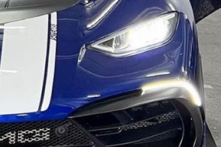 Đuôi xe thiết kế lại với đường viền nổi bật hơn phía trên đèn hậu LED đi cùng một số khác biệt trên bộ khuếch tán lớn, chứa ba ống xả lấy cảm hứng từ F1. Những thay đổi khác như nắp động cơ bằng sợi carbon có thể tháo rời, gương hậu lớn hơn.