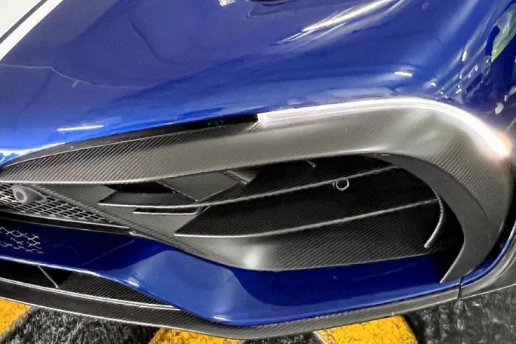 Cơ cấu này là một điểm đặc trưng trên những mẫu xe F1. Nội thất xe được thiết kế độc đáo với hai ghế phong cách xe đua, vô-lăng kiểu F1 với đèn báo sang số và nút bấm tích hợp có thể điều chỉnh điện.