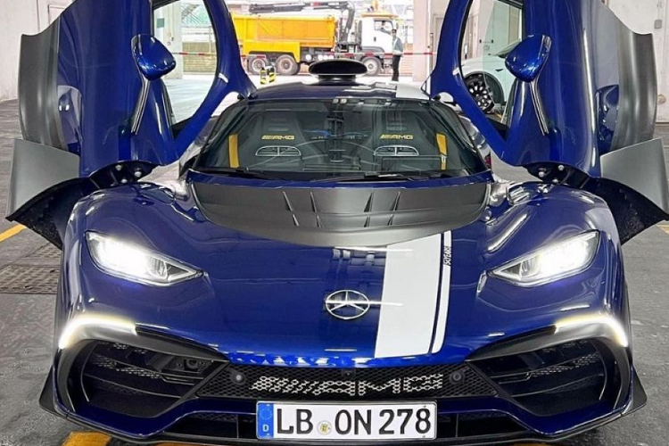 Chiếc Mercedes-AMG ONE đầu tiên được bàn giao này sở hữu màu sơn xanh ánh kim Brilliant Blue Metallic và bộ tem kỷ niệm 55 năm AMG. Đầu xe có thiết kế hầm hố với cửa gió chủ động trên chắn bùn trước, cửa mở hướng lên với cánh gió sau chủ động