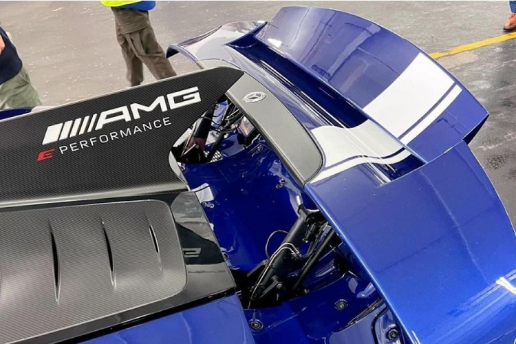 Được mệnh danh là siêu xe hiệu suất cao, Mercedes-AMG One sở hữu khối động cơ đốt trong V6 dung tích 1.6L, công suất 574 mã lực. Kết hợp với 4 động cơ điện, siêu xe có công suất 1.063 mã lực. Xe có thể tăng tốc từ 0 - 200 km/h trong chưa đầy 6 giây, tốc độ tối đa vượt mức 350 km/h.