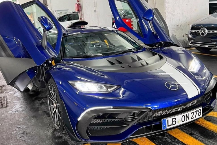 Gần 5 năm sau khi bản concept ra mắt, Mercedes-AMG One bản thương mại vẫn giữ nguyên thiết kế so với bản concept từ năm 2017. Đây là một trong những siêu xe đặc biệt nhất của AMG khi nó được trực tiếp phát triển trên nền tảng những mẫu xe Công Thức 1 của Mercedes-Benz.