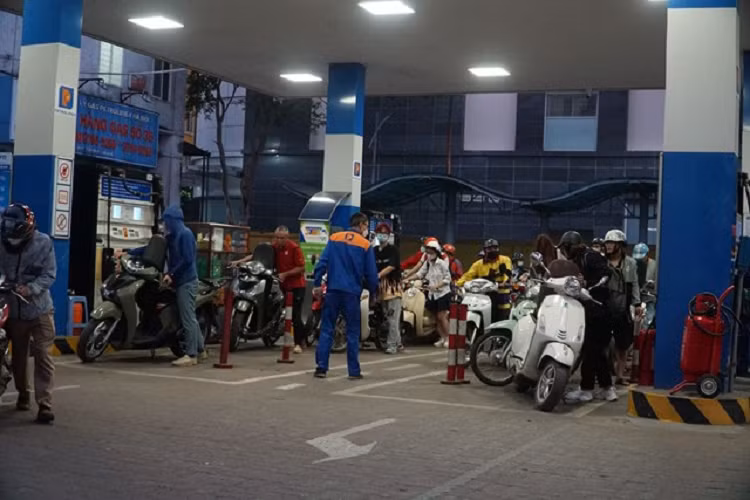 Bộ Công Thương: Không cấm người dân mua xăng bằng chai, can Bo Cong Thuong: Khong cam nguoi dan mua xang bang chai, can