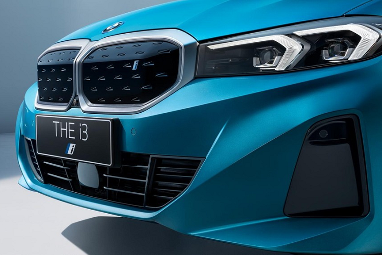 Theo công bố của BMW, mẫu BMW i3 eDrive35L được trang bị loạt linh kiện động cơ Gen5 eDrive mới nhất tương tự như iX3, i4, và iX. Bên cạnh đó, hệ điều hành quản lý hệ thống tiện ích của xe là BMW OS8, mang đến cho xe nhiều tính năng kỹ thuật số hiện đại nhất như kết nối cao cấp, chìa khóa kỹ thuật số.