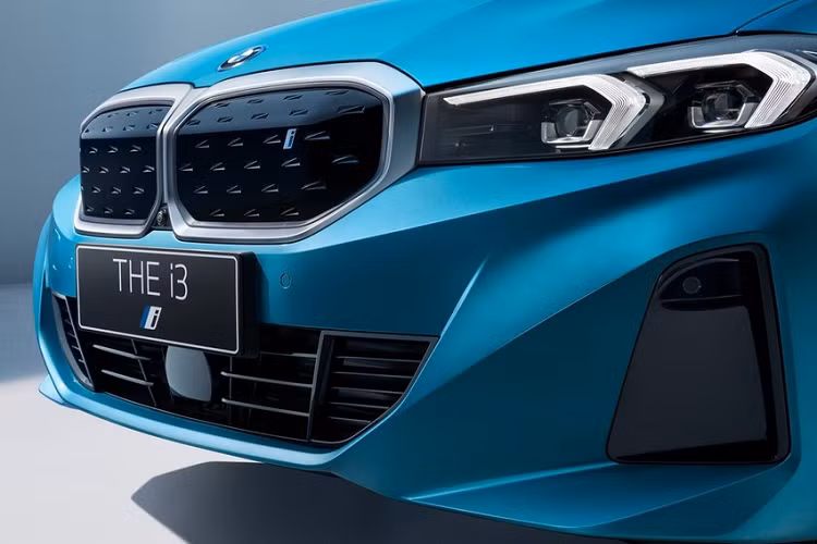 Theo công bố của BMW, mẫu BMW i3 eDrive35L được trang bị loạt linh kiện động cơ Gen5 eDrive mới nhất tương tự như iX3, i4, và iX. Bên cạnh đó, hệ điều hành quản lý hệ thống tiện ích của xe là BMW OS8, mang đến cho xe nhiều tính năng kỹ thuật số hiện đại nhất như kết nối cao cấp, chìa khóa kỹ thuật số.