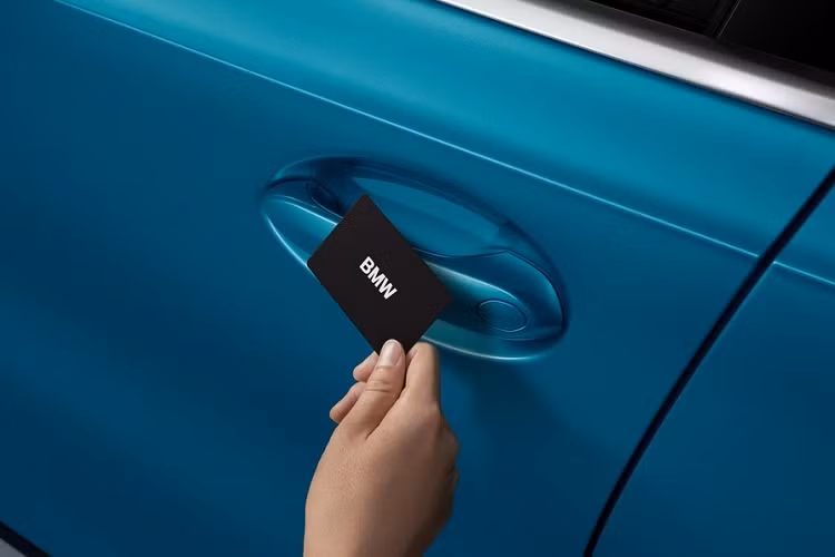 Tương tự như mẫu BMW i4, cổng sạc AC của xe được bố trí ở phía trước bên trái đầu xe, trong khi đó cổng sạc CCS công suất cao được đặt ở bên phải đuôi xe.