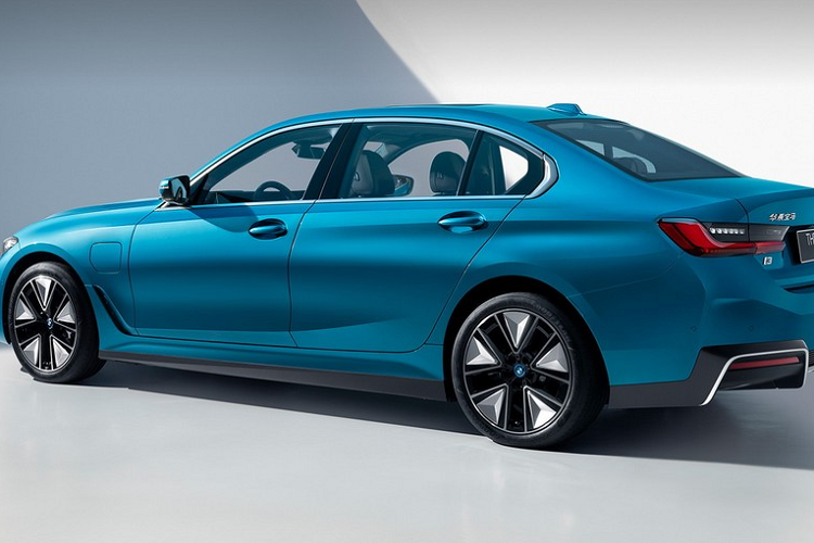 Mẫu BMW i3 Sedan chạy điện có kích thước tổng thể Dài x Rộng x Cao ở mức 4.872 x 1.846 x 1.481 mm, chiều dài cơ sở được công bố là 2.966 mm, dài hơn 163 mm, rộng hơn 19 mm và cao hơn 39 mm so với mẫu BMW G20 3 Series máy xăng.