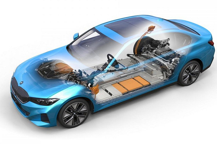 Sức mạnh của BMW i3 eDrive350L là mô-tơ điện truyền động cầu sau, mang đến công suất 285 mã lực và mômen xoắn cực đại 400 Nm. Hiệu năng như trên giúp BMW i3 eDrive35L có thể tăng tốc từ 0 - 100 km/h trong 6,2 giây.