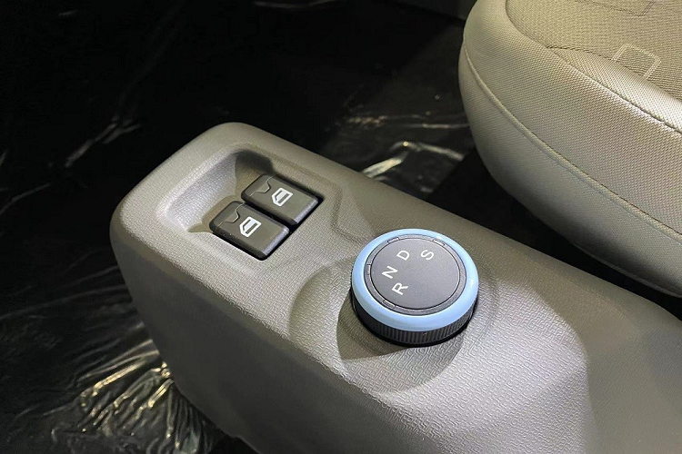 Tuy nhiên, thiết kế tổng thể của Dongfeng FengGuang Mini EV được đánh giá là trông sắc sảo và rắn rỏi hơn so với đối thủ. Ngoài ra, xe còn có một số chi tiết thiết kế riêng như viền trang trí màu đen trên cản trước, đường dập gân trên cửa và ốp màu đen dưới cột C, nối liền với đèn hậu. Trên cản sau của Dongfeng FengGuang Mini EV cũng có viền màu đen bóng, bao quanh khung lắp biển số. Bên cạnh đó, Dongfeng FengGuang Mini EV còn được trang bị logo hoàn toàn mới.