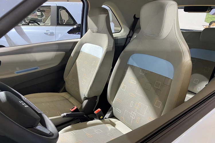 Bên trong Dongfeng FengGuang Mini EV là không gian nội thất phối 2 màu tương phản.=