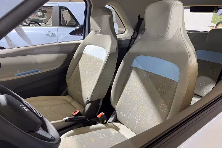 Bên trong Dongfeng FengGuang Mini EV là không gian nội thất phối 2 màu tương phản.=