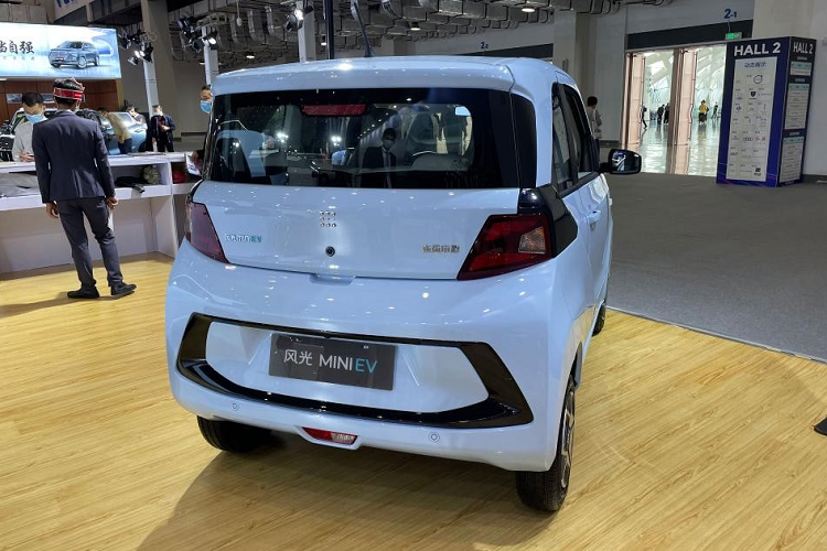 Dự kiến, Dongfeng FengGuang Mini EV sẽ chính thức được bày bán tại thị trường Trung Quốc vào quý I năm nay. Xe sẽ có các tùy chọn màu sơn ngoại thất như trắng, hồng, xanh lá và xanh dương để đáp ứng nhu cầu của khách hàng trẻ tuổi.
