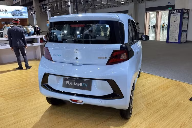 Dự kiến, Dongfeng FengGuang Mini EV sẽ chính thức được bày bán tại thị trường Trung Quốc vào quý I năm nay. Xe sẽ có các tùy chọn màu sơn ngoại thất như trắng, hồng, xanh lá và xanh dương để đáp ứng nhu cầu của khách hàng trẻ tuổi.