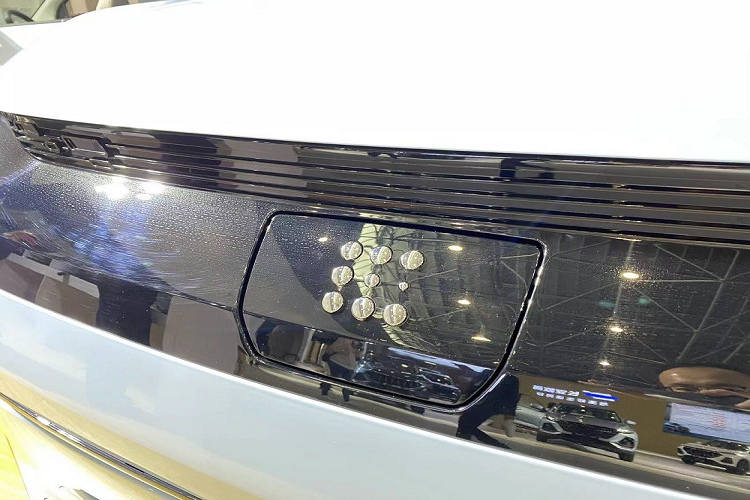 Là ô tô điện đô thị, Dongfeng FengGuang Mini EV có kích thước khá nhỏ, bao gồm chiều dài 2.995 mm, chiều rộng 1.495 mm, chiều cao 1.640 mm và chiều dài cơ sở 1.960 mm. Với kích thước này, xe chỉ được trang bị nội thất 4 chỗ ngồi và không có khoang hành lý.