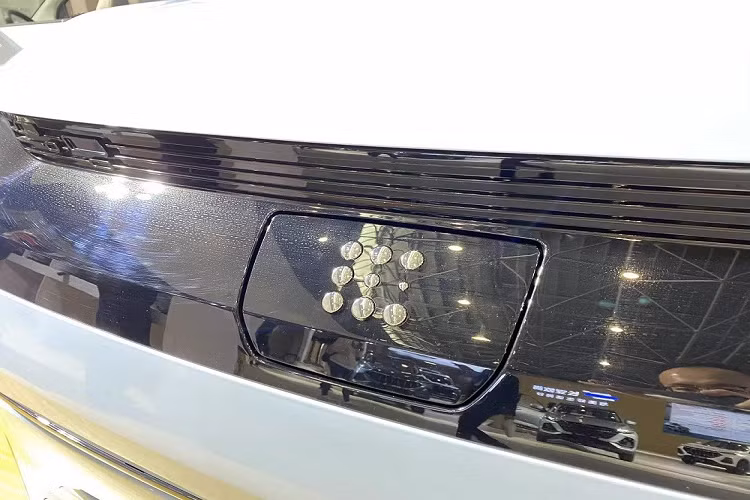 Là ô tô điện đô thị, Dongfeng FengGuang Mini EV có kích thước khá nhỏ, bao gồm chiều dài 2.995 mm, chiều rộng 1.495 mm, chiều cao 1.640 mm và chiều dài cơ sở 1.960 mm. Với kích thước này, xe chỉ được trang bị nội thất 4 chỗ ngồi và không có khoang hành lý.