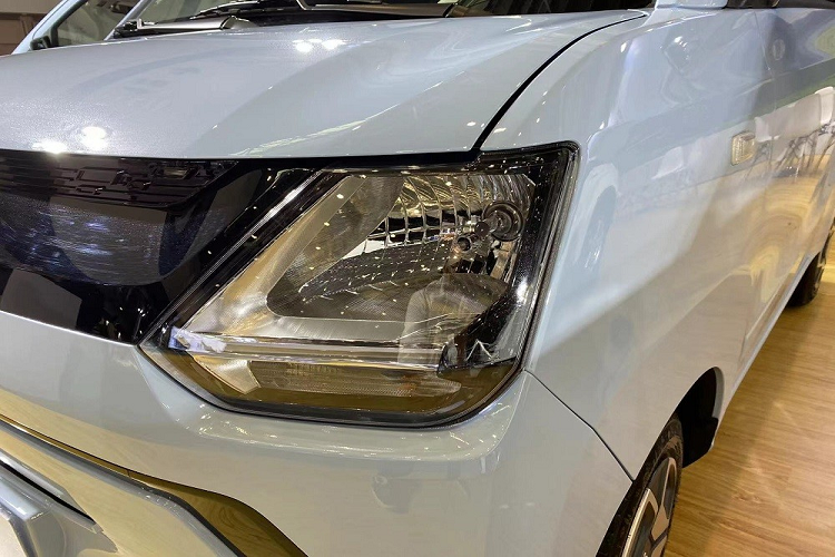 Chẳng những giống về giá bán, Dongfeng FengGuang Mini EV siêu rẻ còn sao chép cả tên gọi và thiết kế của Wuling Hongguang Mini EV. Điều này không có gì bất ngờ vì Wuling Hongguang Mini EV hiện là mẫu ô tô điện bán chạy nhất tại Trung Quốc. Ngoài ra, Wuling Hongguang Mini EV còn là xe hạng A bán chạy nhất thế giới trong năm 2021.