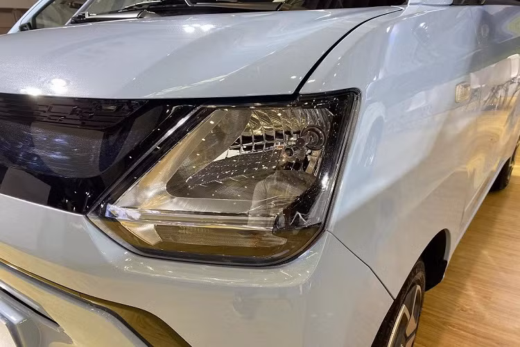 Chẳng những giống về giá bán, Dongfeng FengGuang Mini EV siêu rẻ còn sao chép cả tên gọi và thiết kế của Wuling Hongguang Mini EV. Điều này không có gì bất ngờ vì Wuling Hongguang Mini EV hiện là mẫu ô tô điện bán chạy nhất tại Trung Quốc. Ngoài ra, Wuling Hongguang Mini EV còn là xe hạng A bán chạy nhất thế giới trong năm 2021.