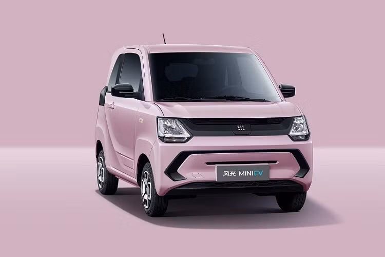 Trên mặt táp-lô còn có cửa gió điều hòa dạng lưới khá lạ mắt. Người dùng có thể chỉnh điều hòa thông qua phím trên vô lăng hoặc màn hình trung tâm.