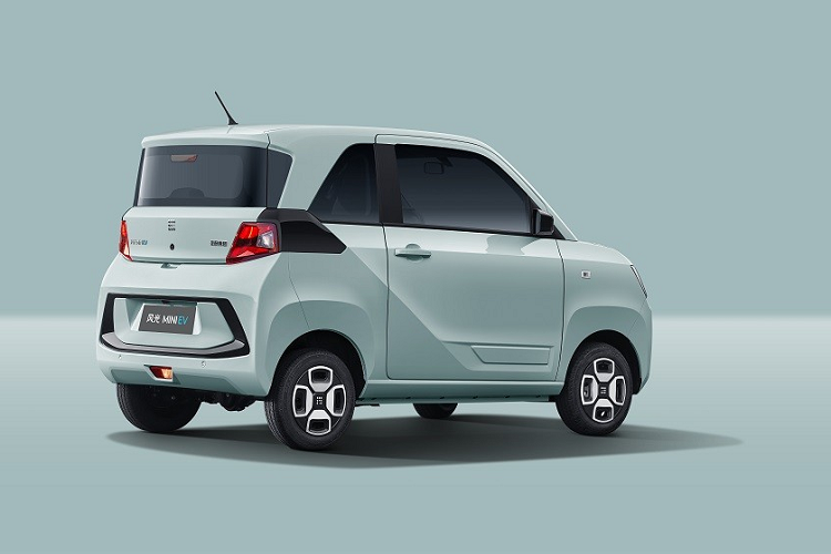 Nhìn chung, nội thất của Dongfeng FengGuang Mini EV trông cao cấp hơn so với Wuling Hongguang Mini EV dù giá bán ngang bằng nhau. "Trái tim" của Dongfeng FengGuang Mini EV là mô-tơ điện có công suất tối đa chỉ 34 mã lực. Hiện hãng Dongfeng chưa cung cấp thông tin về pin và phạm vi di chuyển của mẫu ô tô điện giá rẻ này.