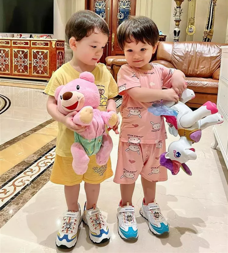 Khoe cap song sinh, con trai bau Hien lo khong gian song bac ty-Hinh-2